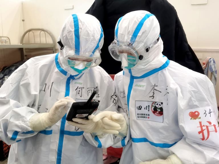 Médicos analizan muestras de coronavirus en Hospital de Wuhan