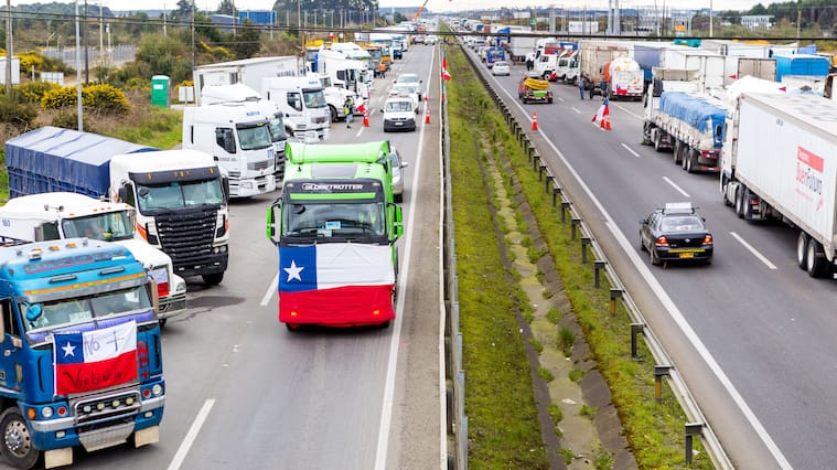 2 de Septiembre de 2020 / PUERTO MONTT
Se levanta el paro de camioneros en el kilometro 1015 de la Ruta 5 Sur durante cuarentena total por Covid19
FOTO: FELIPE CONSTANZO / AGENCIAUNO