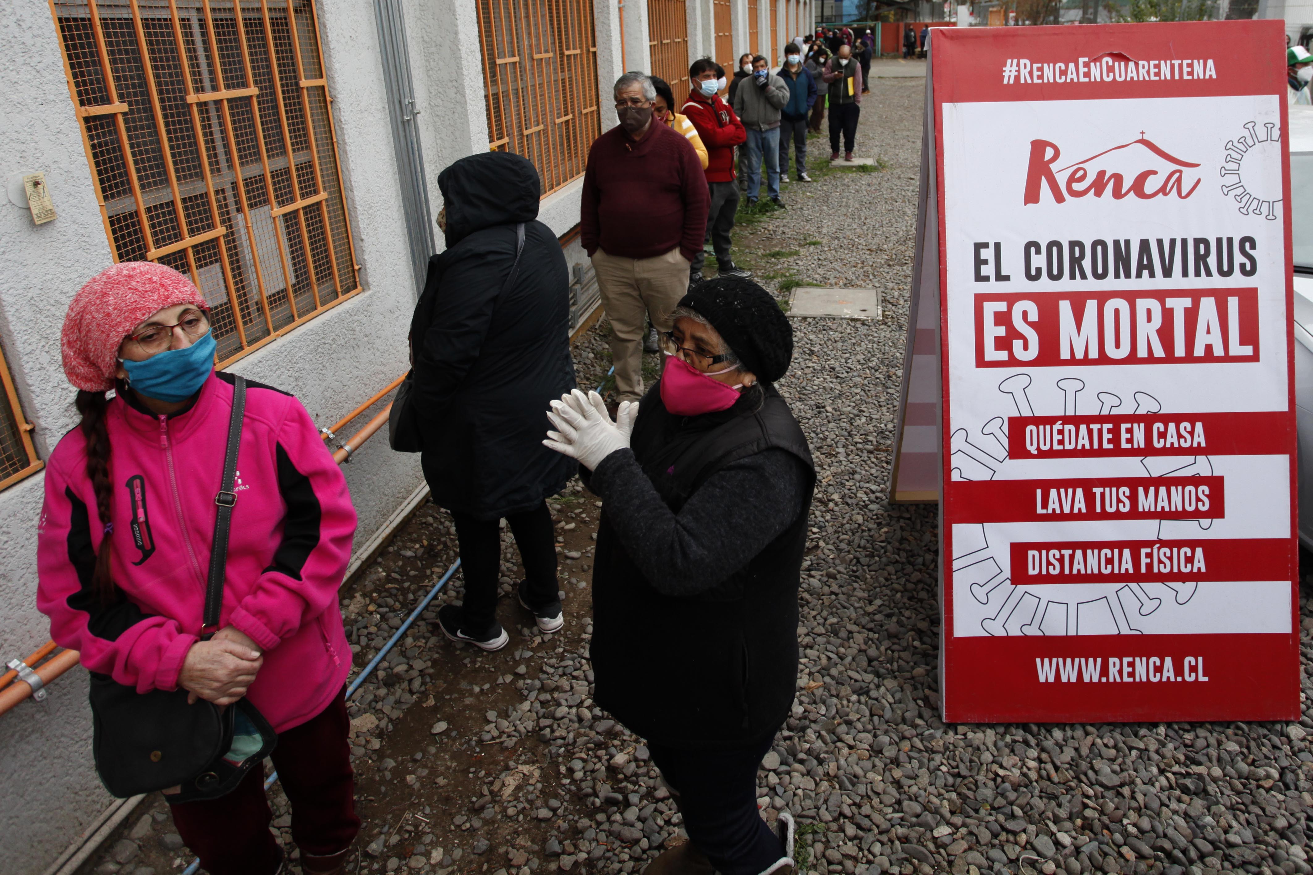 26 de Junio de 2020/SANTIAGOUn grupo de personas realiza una fila para poder entrar a un inédito operativo de testeo rápido a los comerciantes de ferias libres
para el Covid-19, realizado en La Escuela Isabel Lebrun, Domingo Sta. María Altura 4399, Comuna de Renca
FOTO:MAURICIO MENDEZ/AGENCIAUNO