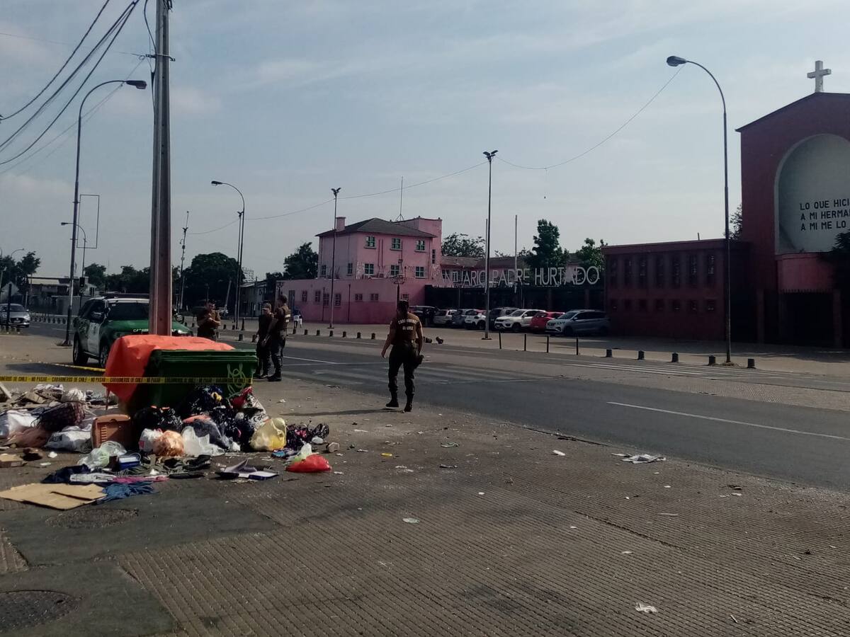 “Levanté una polera y cayó...”: mujer en situación de calle encuentra feto humano en basurero de Estación Central