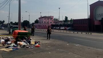 “Levanté una polera y cayó...”: mujer en situación de calle encuentra feto humano en basurero de Estación Central