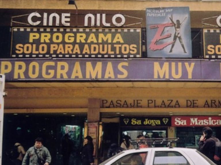Cerraron dos de los últimos cines porno del centro de Santiago