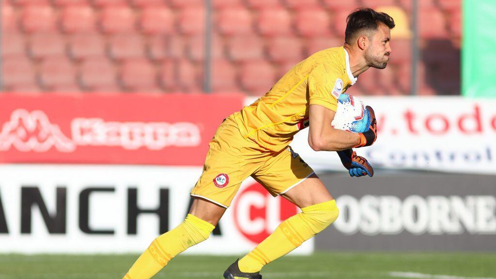 14 DE NOVIEMBRE DE 2020/SANTIAGOEl portero Alexis Arias contiene el penal, durante el partido valido por decimoctava fecha del Campeonato Nacional AFP PlanVital 2020, entre Unin Espaola y Unin La Calera, disputado en el Estadio Santa Laura.
FOTO: SEBASTIAN ORIA/AGENCIAUNO