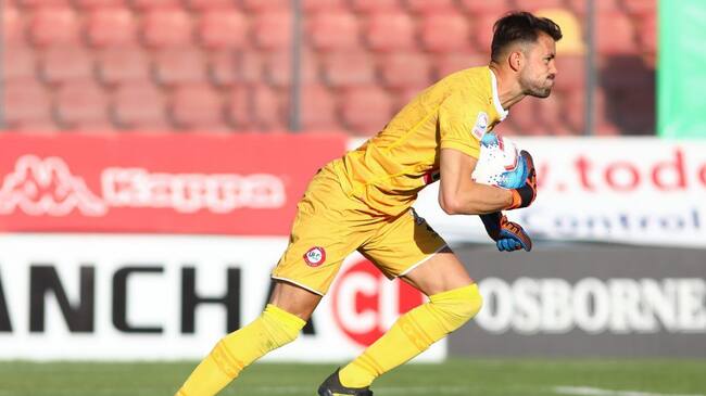 14 DE NOVIEMBRE DE 2020/SANTIAGOEl portero Alexis Arias contiene el penal, durante el partido valido por decimoctava fecha del Campeonato Nacional AFP PlanVital 2020, entre Unin Espaola y Unin La Calera, disputado en el Estadio Santa Laura.
FOTO: SEBASTIAN ORIA/AGENCIAUNO