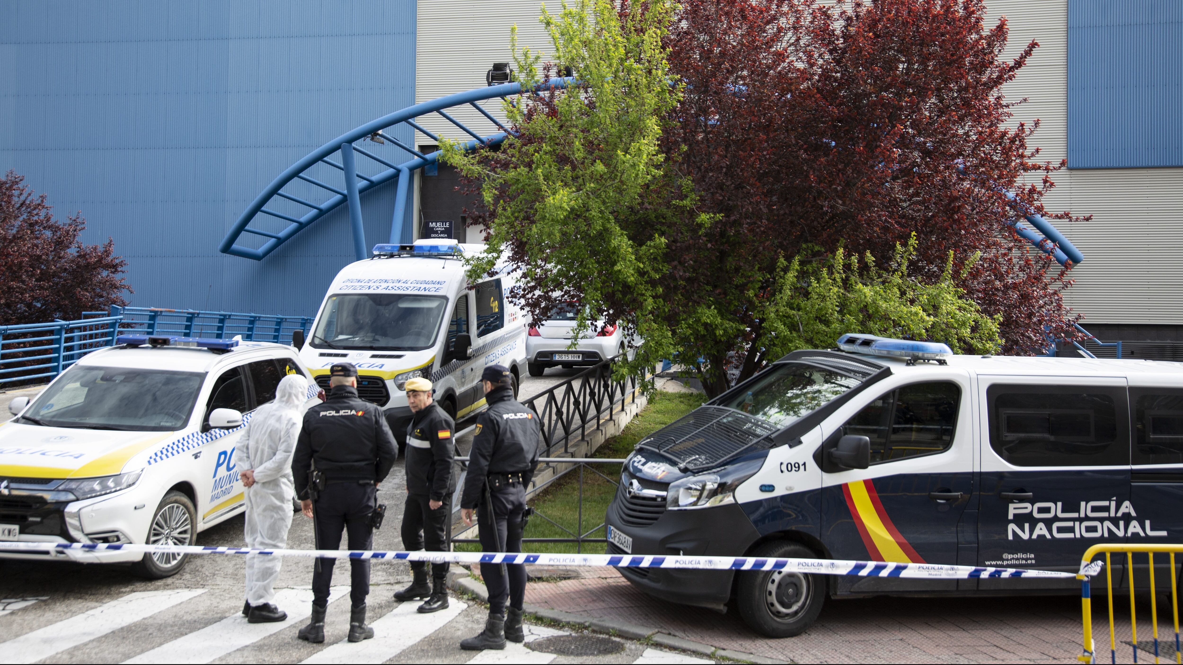 MADRID, SPAIN - MARCH 24: Two member of the Military Emergency Unit (UME) and two policeman talk at the entrance to the mall Palacio de Hielo, whose ice rink will be used as a morgue due to local funeral homes being over capacity due to COVID-19 on March 24, 2020 in Madrid, Spain. Spain plans to continue its quarantine measures at least through April 11. The coronavirus (COVID-19) pandemic has spread to at least 182 countries, claiming over 17,000 lives and infecting hundreds of thousands more. (Photo by Patricia J. Garcinuno/Getty Images)