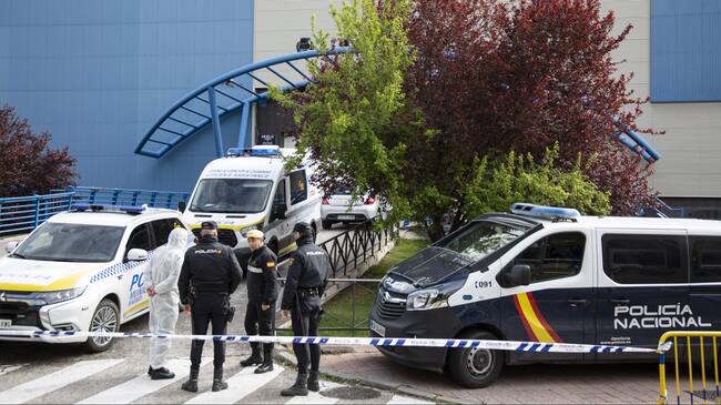 MADRID, SPAIN - MARCH 24: Two member of the Military Emergency Unit (UME) and two policeman talk at the entrance to the mall Palacio de Hielo, whose ice rink will be used as a morgue due to local funeral homes being over capacity due to COVID-19 on March 24, 2020 in Madrid, Spain. Spain plans to continue its quarantine measures at least through April 11. The coronavirus (COVID-19) pandemic has spread to at least 182 countries, claiming over 17,000 lives and infecting hundreds of thousands more. (Photo by Patricia J. Garcinuno/Getty Images)