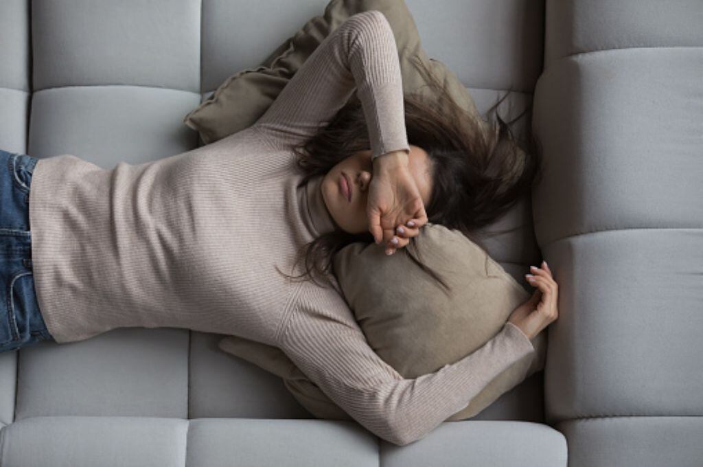 ¿Duermes 8 horas y sigues cansado? La falta de estas tres vitaminas podría ser la causa