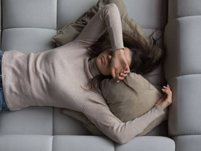 ¿Duermes 8 horas y sigues cansado? La falta de estas tres vitaminas podría ser la causa