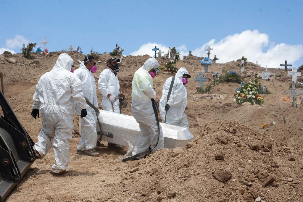 Trabajadores entierran a un fallecido por Covid-19 en México