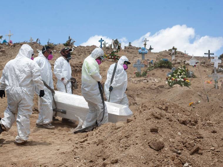 Trabajadores entierran a un fallecido por Covid-19 en México