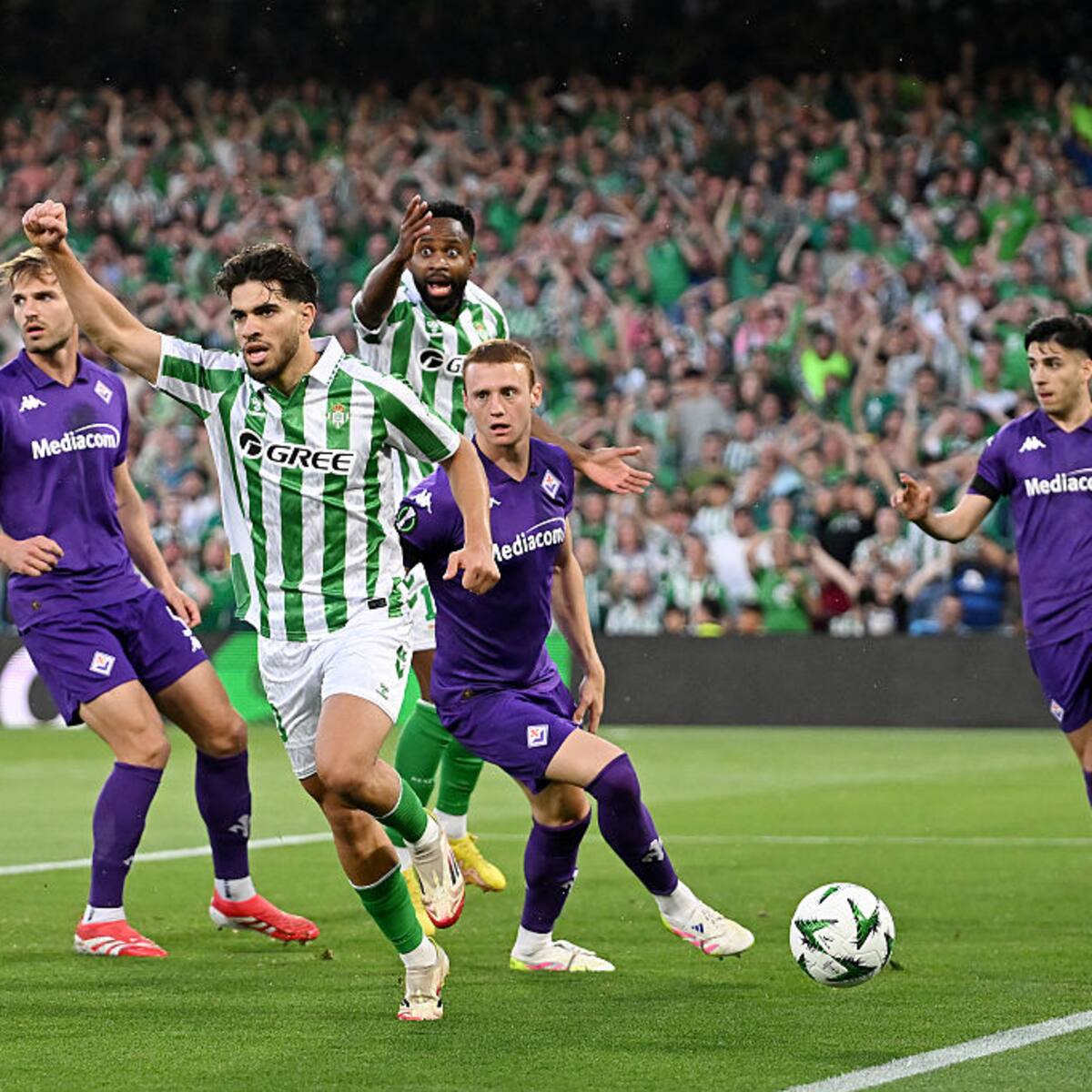 ¡Sigue en racha! Real Betis tomó ventaja sobre la Fiorentina por las semis de la Conference League