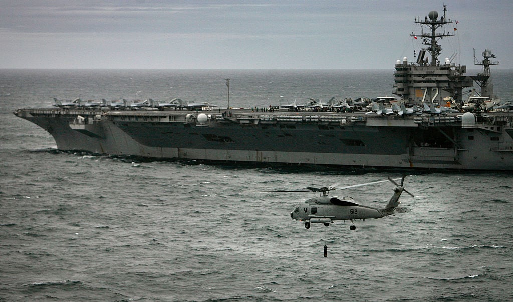 El portaaviones USS Abraham Lincoln de Estados Unidos por el mar.