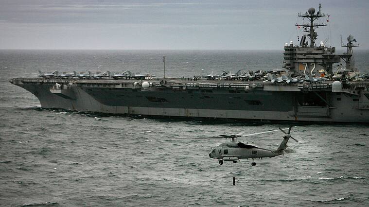 El portaaviones USS Abraham Lincoln de Estados Unidos por el mar.