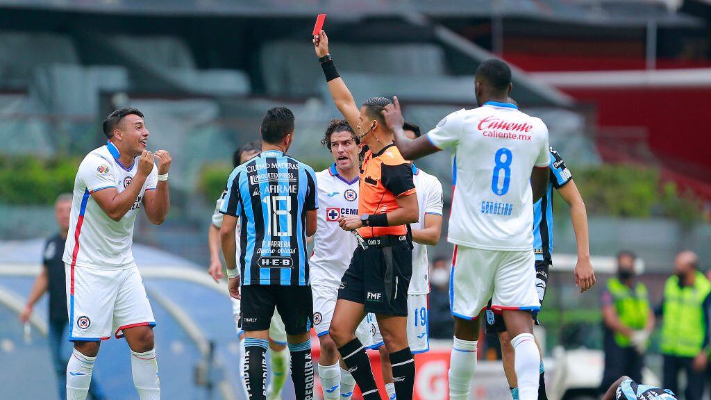 Iván Morales fue expulsado por fuerte infracción en triunfo de Cruz Azul