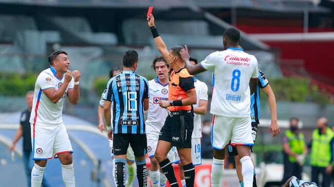 Iván Morales fue expulsado por fuerte infracción en triunfo de Cruz Azul