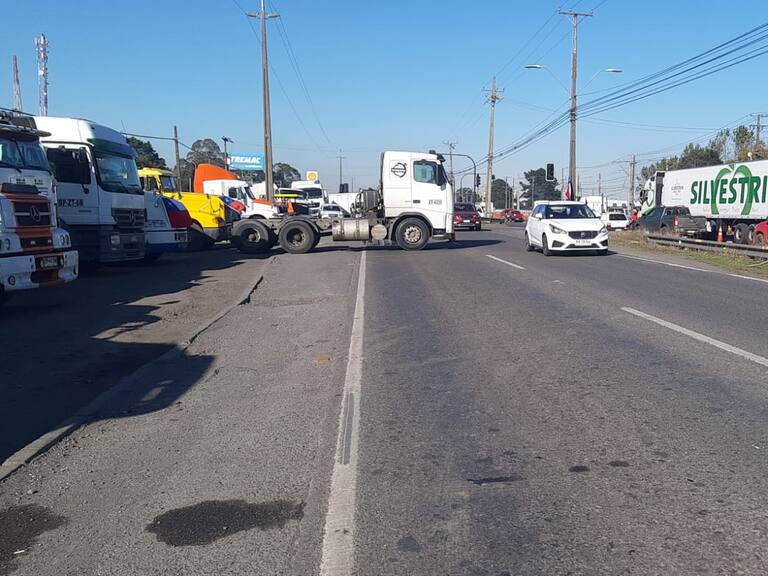 Camioneros realizan concentración en ruta 160, comuna de Coronel