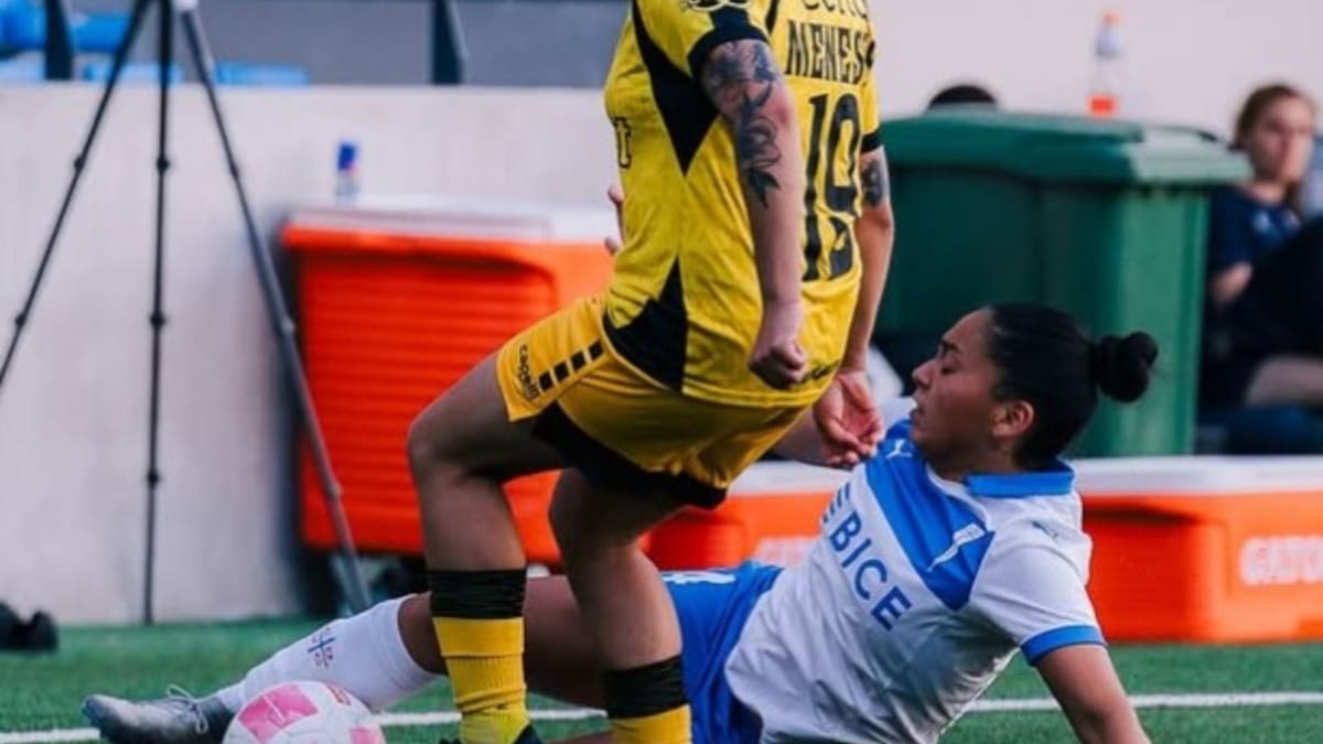 Una patada alevosa que termina en autogol: el surrealista tanto en el duelo entre la UC y Coquimbo Unido por los playoffs del fútbol femenino