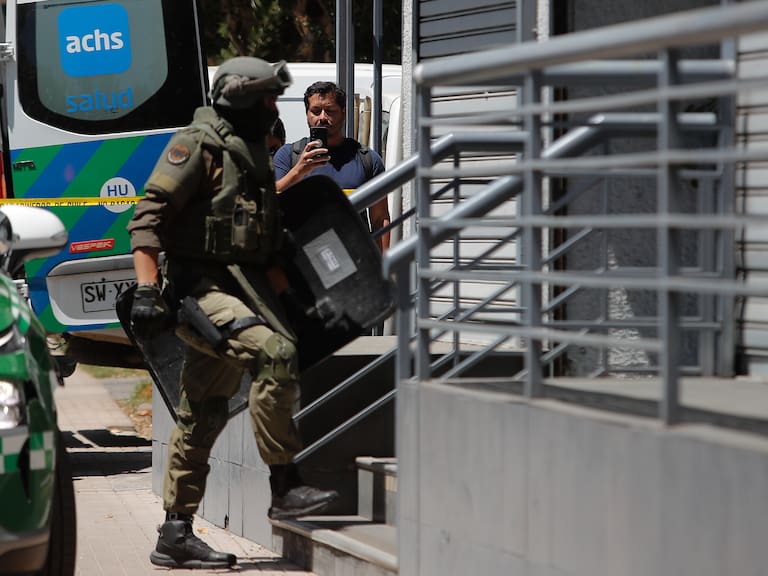 Tensión en Las Condes: despliegan a francotirador ante toma de rehén por hombre armado en sucursal de AFP