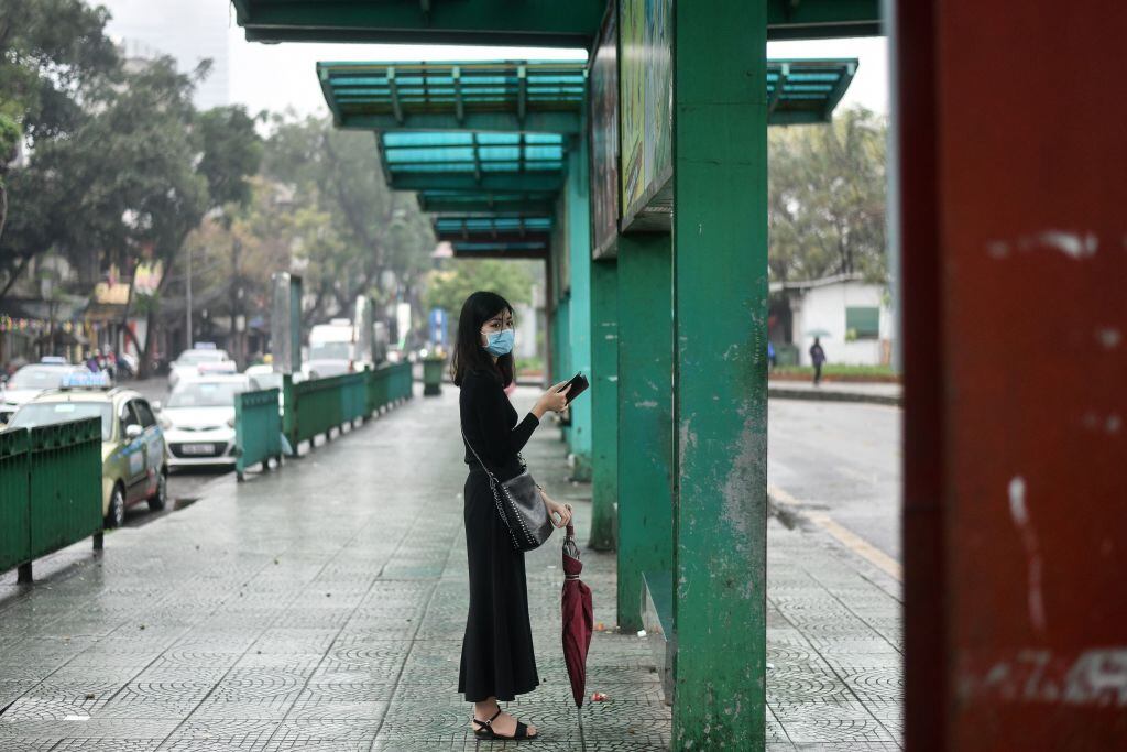 Una mujer vietnamita utiliza una máscara de protección en la ciudad de Hanoi