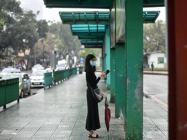 Una mujer vietnamita utiliza una máscara de protección en la ciudad de Hanoi