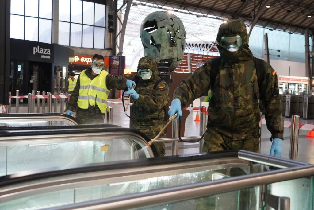 Efectivos del ejército español realizan la sanitización de una estación de transporte en la ciudad de Bilbao
