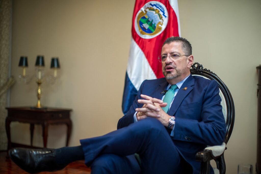 El presidente de Costa Rica Rodrigo Chaves en una entrevista de prensa
