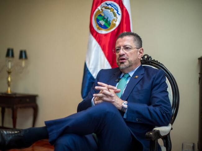 El presidente de Costa Rica Rodrigo Chaves en una entrevista de prensa