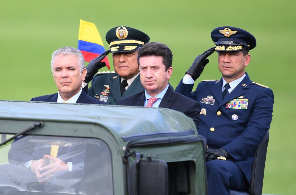 El presidente colombiano Ivan Duque acompañado del alto mando militar
