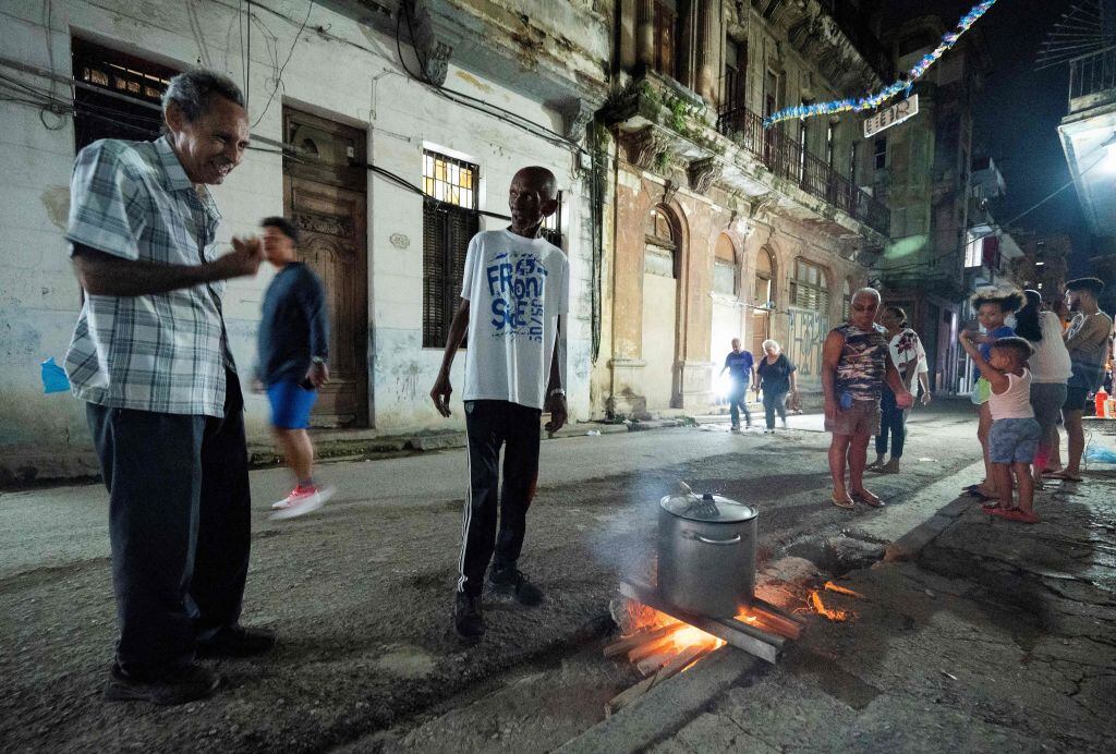 Las personas se reúnen ante un fuego en las calles de la capital de Cuba