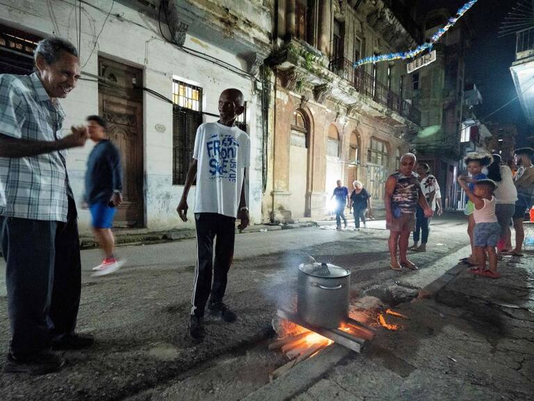 Las personas se reúnen ante un fuego en las calles de la capital de Cuba