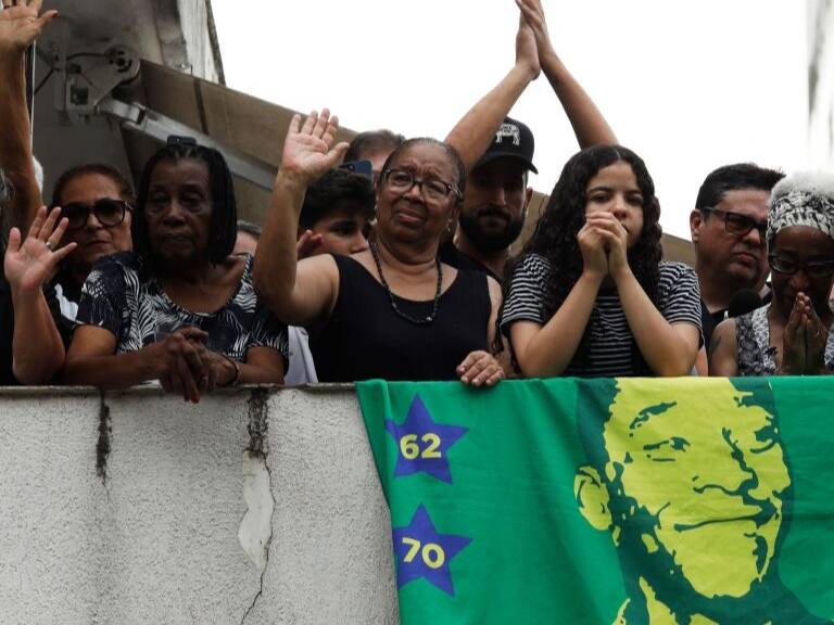 La emocionante despedida de la madre de Pelé tras el paso del cortejo fúnebre fuera de su hogar