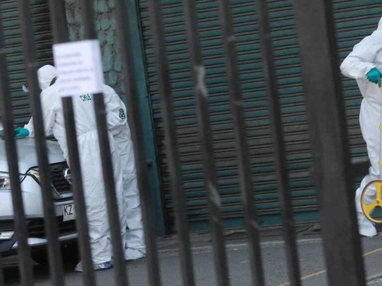 28 de DICIEMBRE de 2021 / RECOLETA Personal de LABOCAR de Carabineros pericia lo que sería el lanzamiento de una bomba Molotov en el edificio de oficinas Recoleta 414, donde se encuentra el Centro de Reinserción Social de Gendarmería y otras oficinas comerciales
FOTO: DIEGO MARTIN/AGENCIAUNO