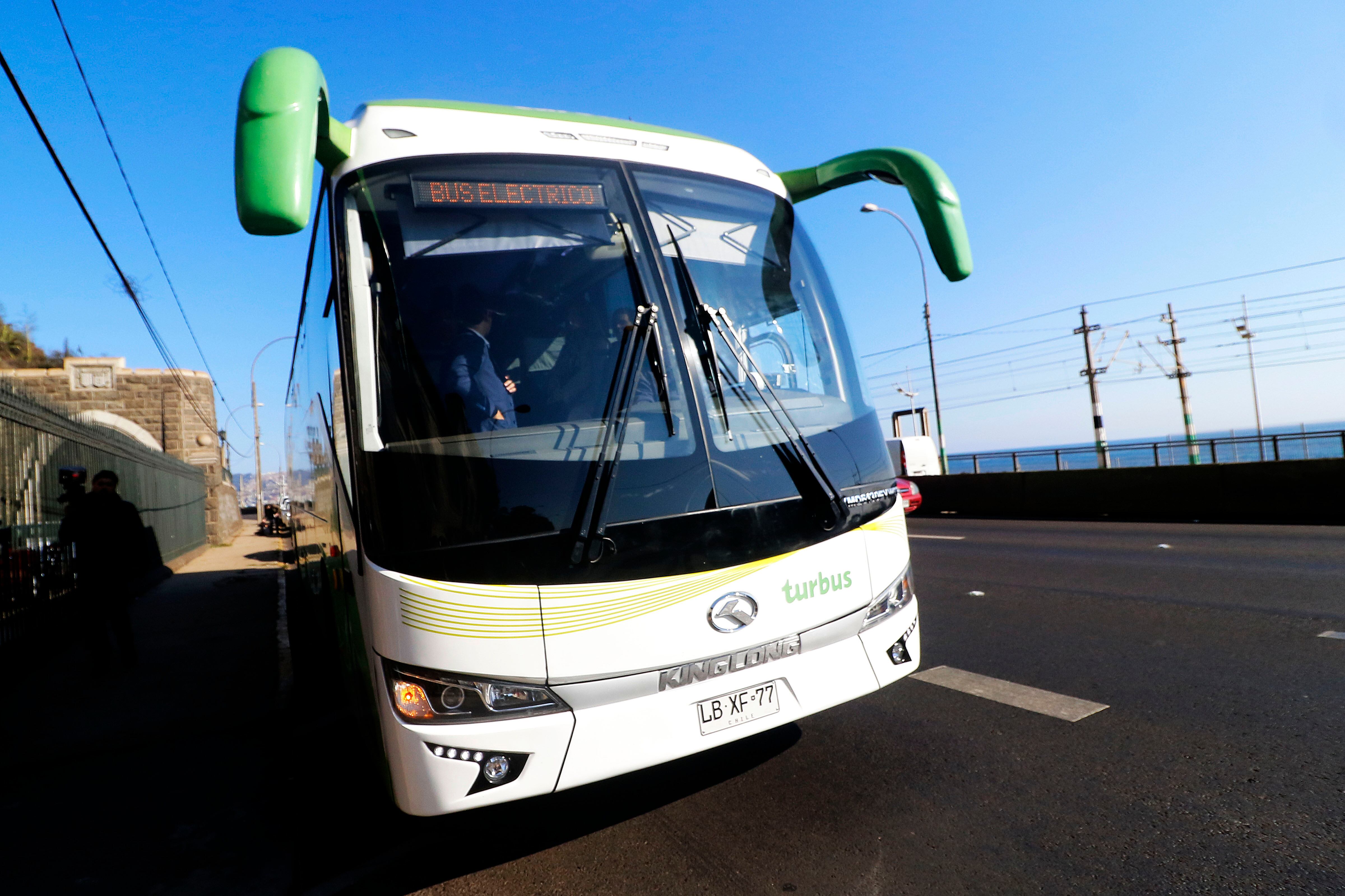 10 DE MAYO DE 2019/VALPARAISOLa ministra de Energía, Susana Jimenez, llega hasta la Universidad Tecnica Federico Santa Maria, en donde realiza su cuenta publica 2018, a bordo un bus electrico interurbano de la empresa Turbus.
FOTO: LEONARDO RUBILAR CHANDIA/AGENCIAUNO