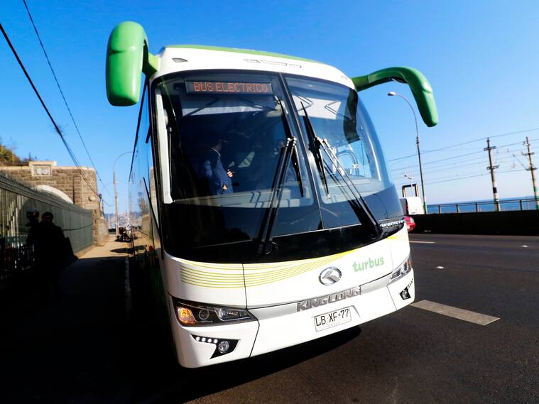 10 DE MAYO DE 2019/VALPARAISOLa ministra de Energía, Susana Jimenez, llega hasta la Universidad Tecnica Federico Santa Maria, en donde realiza su cuenta publica 2018, a bordo un bus electrico interurbano de la empresa Turbus.
FOTO: LEONARDO RUBILAR CHANDIA/AGENCIAUNO