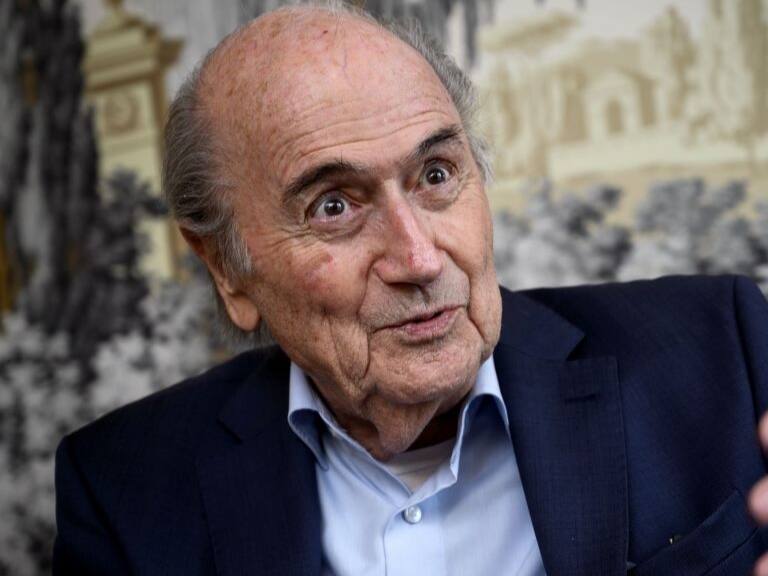 Joseph Blatter reconoce como "un error" escoger a Qatar como sede del Mundial 2022
