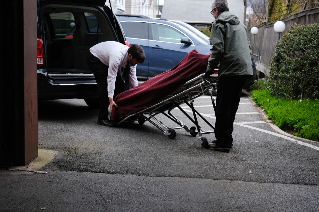 Trabajadores funerarios trasladan a una víctima del Covid-19 en Nueva York