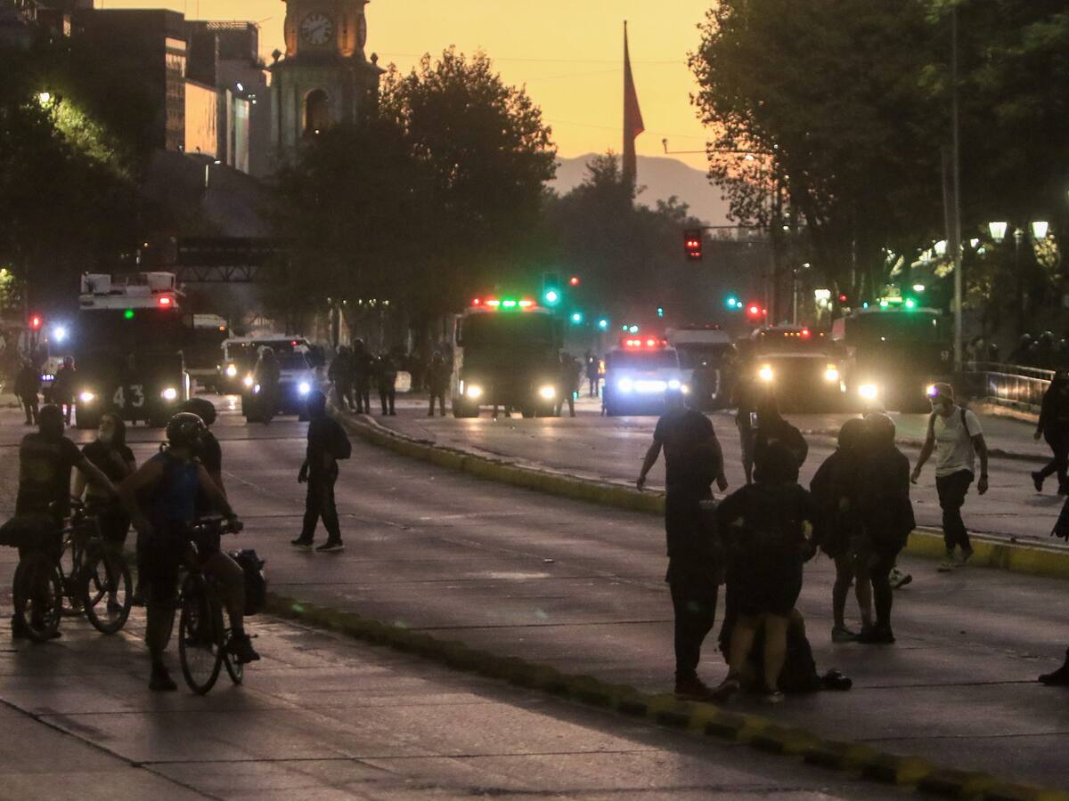 Vehículo de Carabineros atropelló a una mujer en medio de nuevas protestas en Baquedano