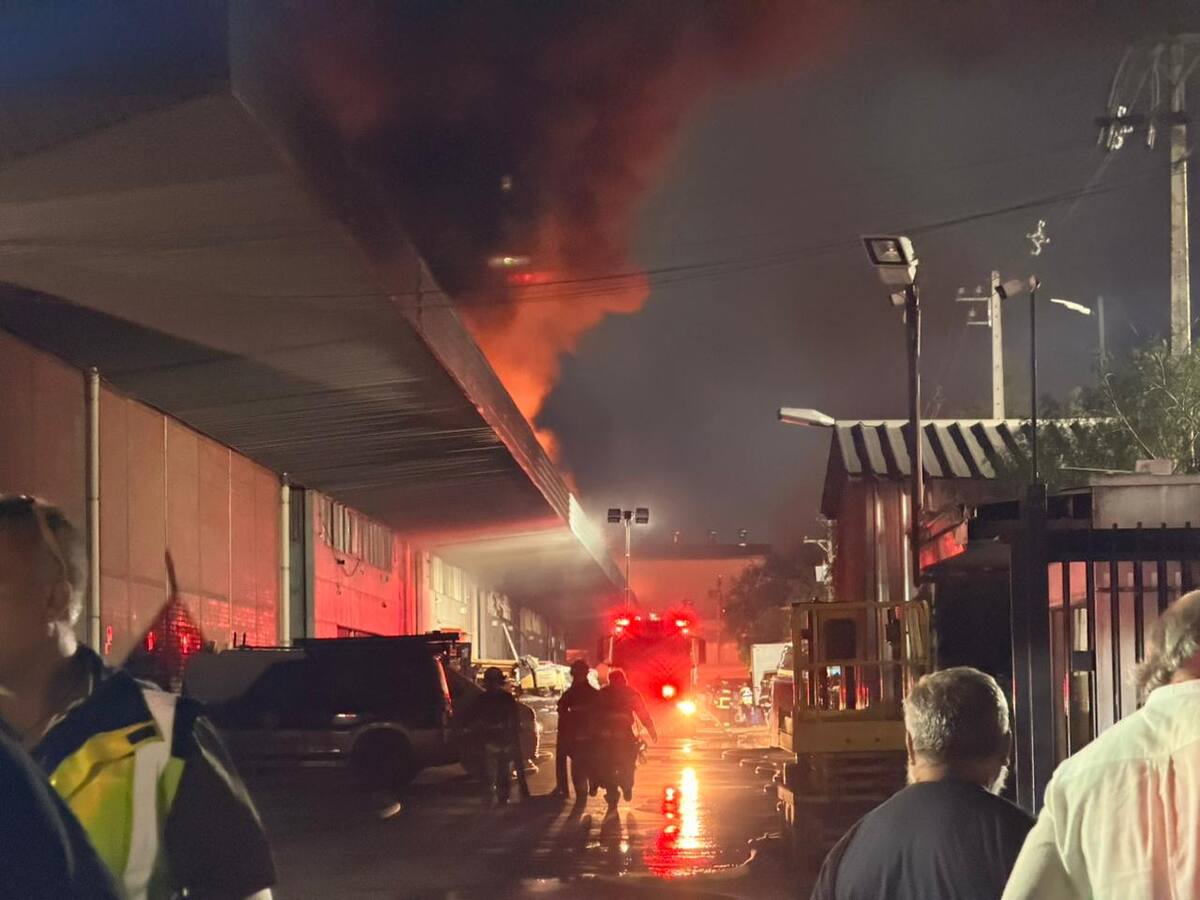 Incendio estructural en bodegas de Quilicura sigue activo y trabajos podrían extenderse durante la noche