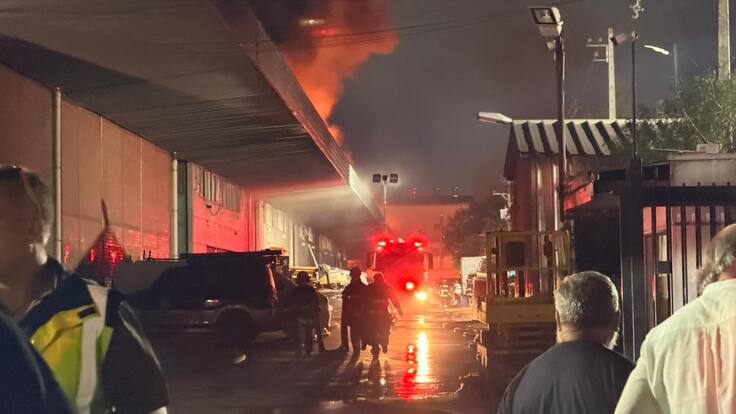 Incendio estructural en bodegas de Quilicura sigue activo