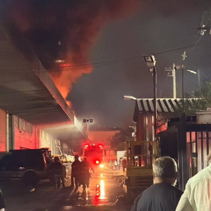 Incendio estructural en bodegas de Quilicura sigue activo y trabajos podrían extenderse durante la noche