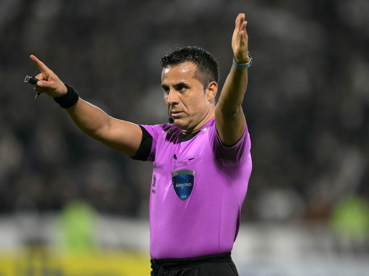 El arbitraje chileno lleva sus escándalos a Copa Libertadores: el polémico penal que cobró Piero Maza