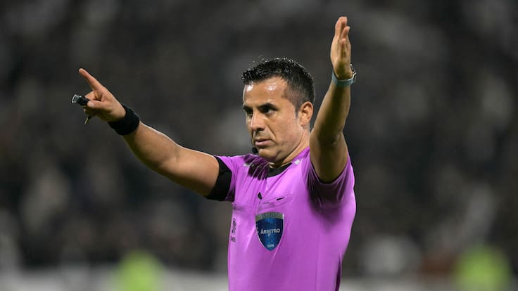 El arbitraje chileno lleva sus escándalos a Copa Libertadores: el polémico penal que cobró Piero Maza