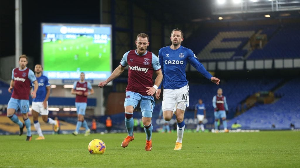 LIVERPOOL, ENGLAND - JANUARY 01: West Ham United's Vladimir Coufal and Everton's Gylfi Sigurdsson during the Premier League match between Everton and West Ham United at Goodison Park on January 1, 2021 in Liverpool, United Kingdom. (Photo by Rob Newell - CameraSport via Getty Images)