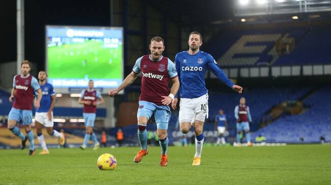 LIVERPOOL, ENGLAND - JANUARY 01: West Ham United's Vladimir Coufal and Everton's Gylfi Sigurdsson during the Premier League match between Everton and West Ham United at Goodison Park on January 1, 2021 in Liverpool, United Kingdom. (Photo by Rob Newell - CameraSport via Getty Images)