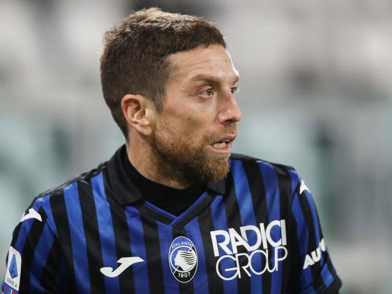 TURIN, ITALY - DECEMBER 16: Alejandro Gomez of Atalatna looks on during the Serie A match between Juventus and Atalanta BC at Allianz Stadium on December 16, 2020 in Turin, Italy. (Photo by Jonathan Moscrop/Getty Images)