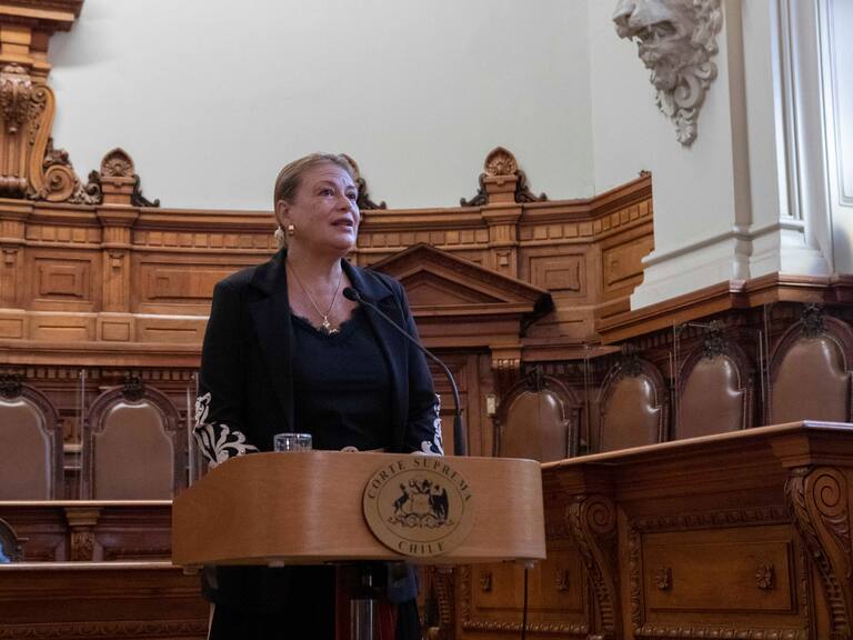 Nuevas diligencias en investigación a Ángela Vivanco: Fiscalía decomisa computador desde la PUC