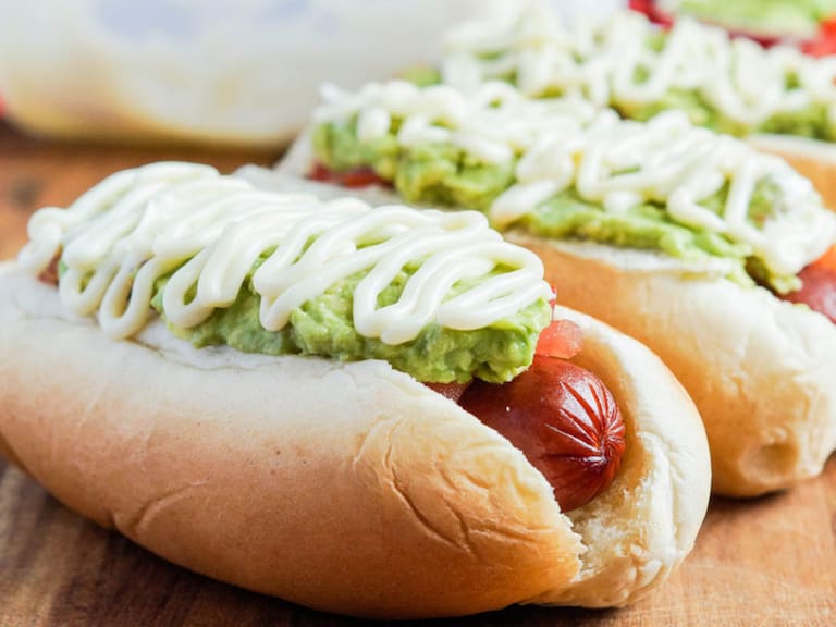 Tuitera desató el debate del año al declarar que era «flaite» decirle completo al hot dog