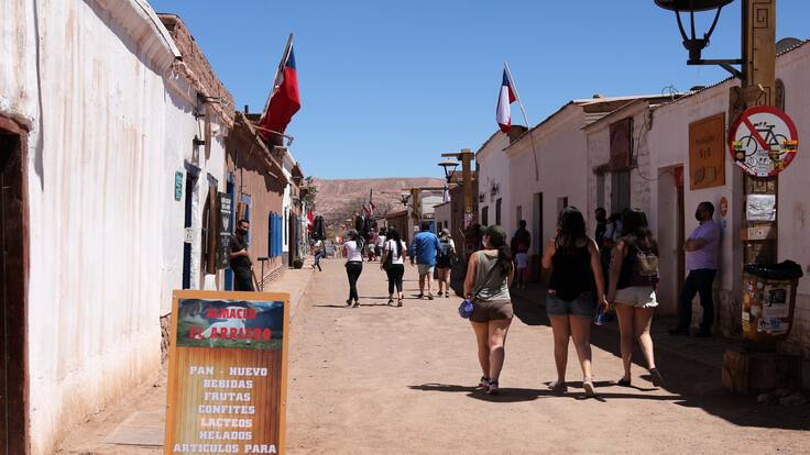 Chile logra en 2025 récord de turistas extranjeros en casi una década: estos son los país que más nos visitan
