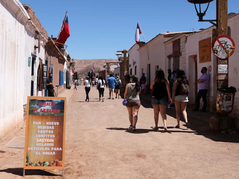 Chile logra en 2025 récord de turistas extranjeros en casi una década: estos son los país que más nos visitan