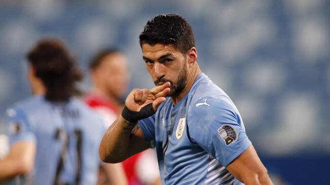 CUIABA, BRAZIL - JUNE 21: Luis Suarez of Uruguay celebrates after scoring the first goal of his team during a group A match between Uruguay and Chile as part of Conmebol Copa America Brazil 2021 at Arena Pantanal on June 21, 2021 in Cuiaba, Brazil. (Photo by Miguel Schincariol/Getty Images)